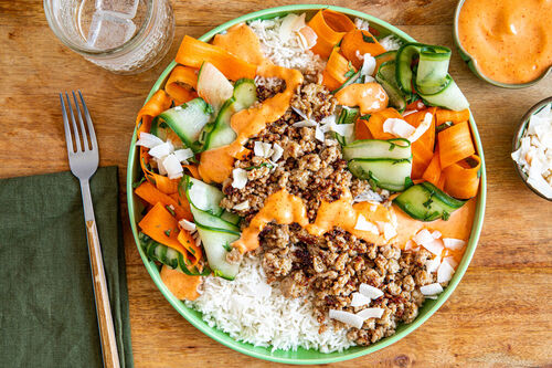 Schweinehack vietnamesische Art mit Kokosreis und Karotten-Gurken-Salat