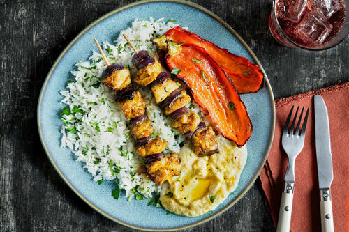 Hähnchen-Kebab mit gegrillter Paprika und Auberginen-Feta-Creme, dazu Reis