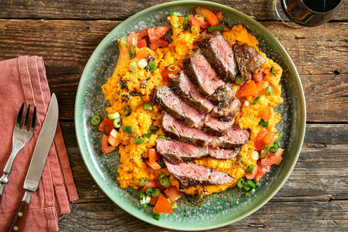 V1: Rinderhüftsteak auf Süßkartoffelpüree mit fruchtig-würziger Tomatensalsa