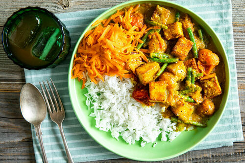 Tomaten-Bohnen-Curry mit Paneer dazu Jasminreis und Karotten-Limetten-Salat