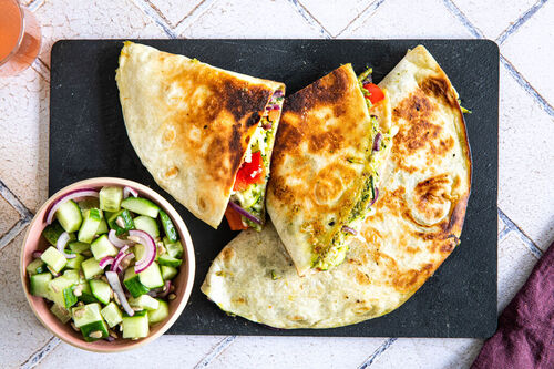 Zucchini-Pesto-Piadine vegan mit zitronigem Gurkensalat