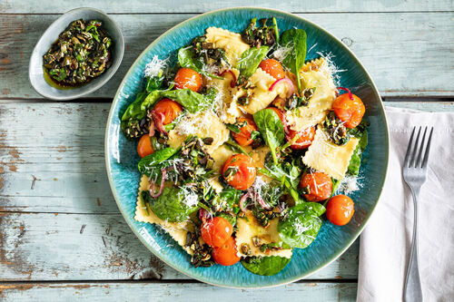 Ravioli mit Kürbiskerngremolata mit Kirschtomaten und Babyspinat