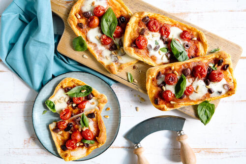 TBR veg count Kirschtomaten-Oliven-Pizzen mit Mozzarella und Pinienkernen