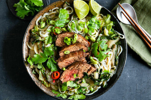 Vietnamesische Rindfleisch-Nudelsuppe mit aromatischen Gewürzen und Koriander