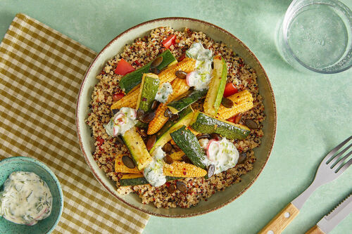 Mexikanisches Grillgemüse an Quinoa mit Kürbiskernen und Koriander-Limetten-Creme