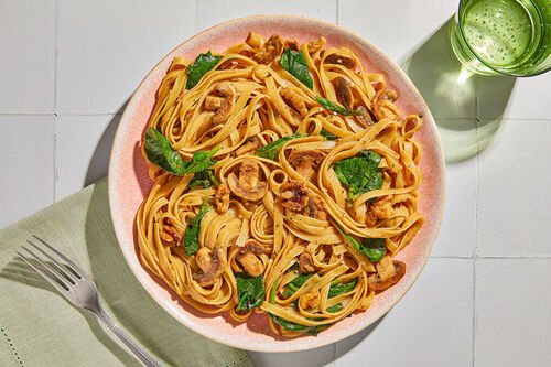 Cremige Tagliatelle mit Pilzen und Walnuss vegan mit feinem Babyspinat