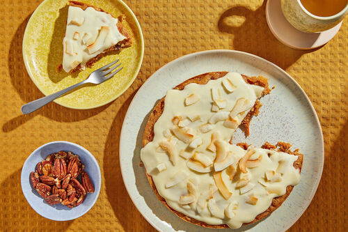 OFF RS Saftiger Carrot Cake mit Pekannüssen mit Crème fraîche und gerösteten Kokosraspel