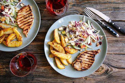 Schweinesteak mit Röstkartoffeln und fruchtigem Salat mit Rauchmandeln
