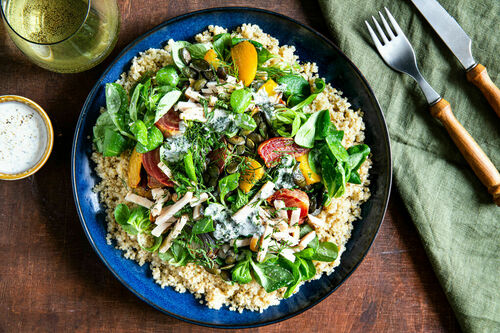 Geräuchertes Hähnchen auf Quinoa mit gebackenen Beten und Joghurtdressing