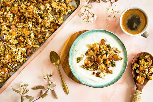 Orientalischer Granola-Mix mit Trockenobst, Pistazien und Ras el-Hanout