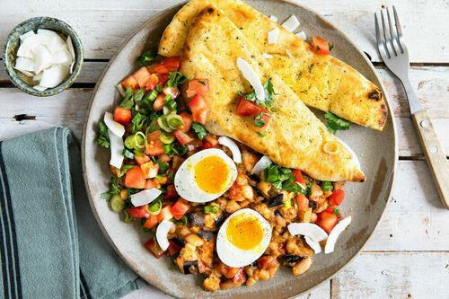 Gekochtes Ei auf Miso-Auberginen mit Tomatensalat und Naanbrot