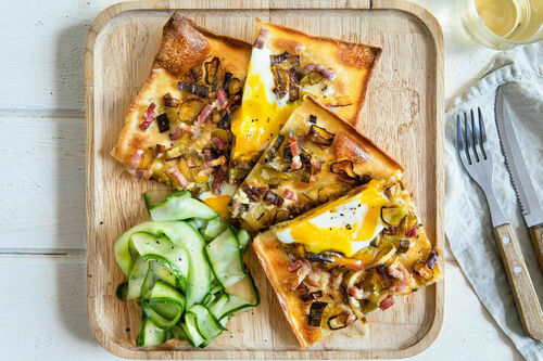 Flammkuchen mit Bacon und Ei würzig-fein mit Blauschimmelkäse und Lauch