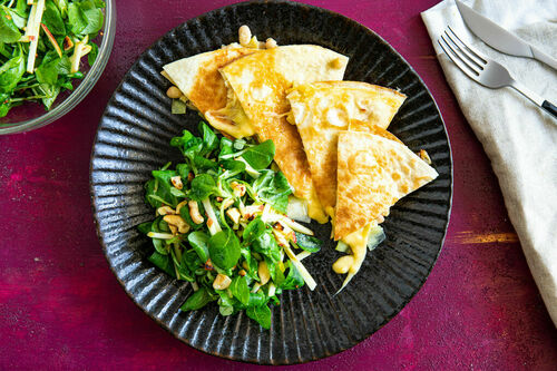 Bohnen-Lauch-Quesadillas mit Cheddar dazu Apfel-Feldsalat mit Aprikosendressing