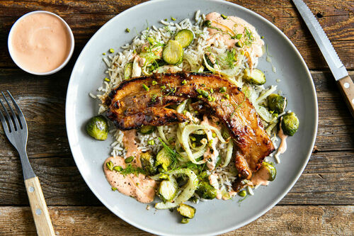 Schweinebauch auf Naturreis mit Wasabi-Tomaten-Sauce und Rosenkohl