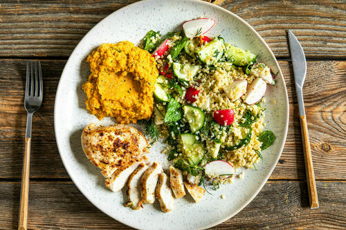 Hähnchen georgische Art mit Bulgursalat und Karotten-Walnuss-Dip