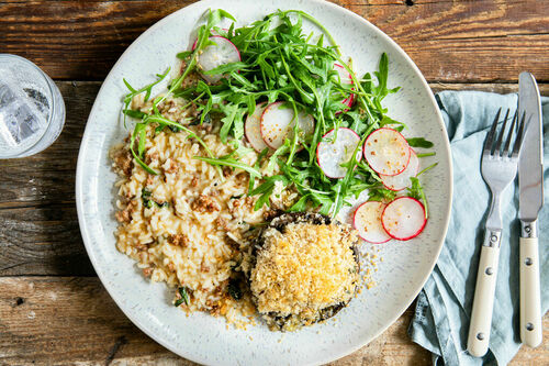 Trüffelrisotto mit herzhafter Rindswurst überbacken in Portobello-Pilzen, dazu Rucola