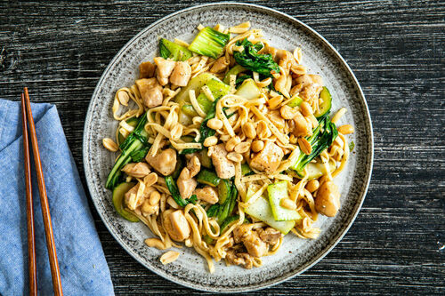 Hähnchen-Nudelpfanne Naxi-Art mit Gurke, Pak Choi und Erdnüssen