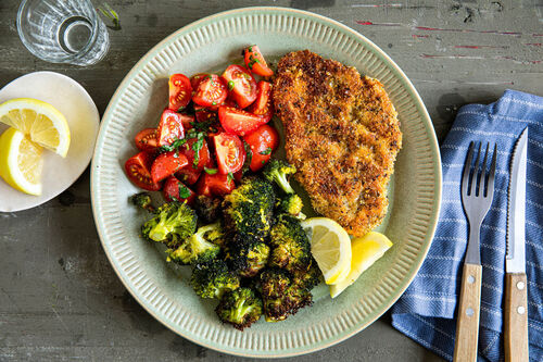 V3: Schweineschnitzel alla milanese mit Brokkoli und Tomaten-Basilikum-Salat