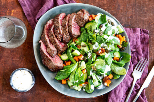 Bio-Rindersteak auf Feldsalat mit Süßkartoffel und Käse-Joghurt-Dressing