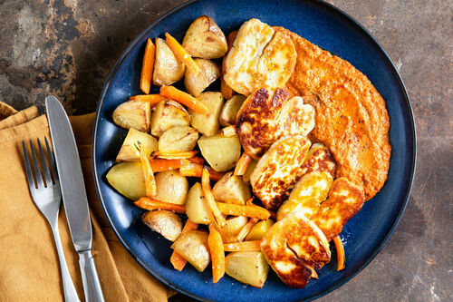 Halloumi mit Muhammara-Dip und Ofengemüse
