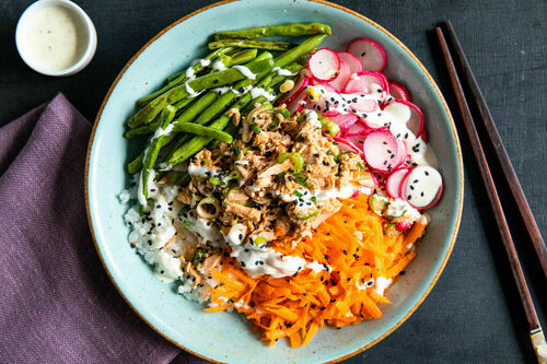 Thunfisch-Bowl mit grünen Bohnen mit Karottensalat auf Sushireis