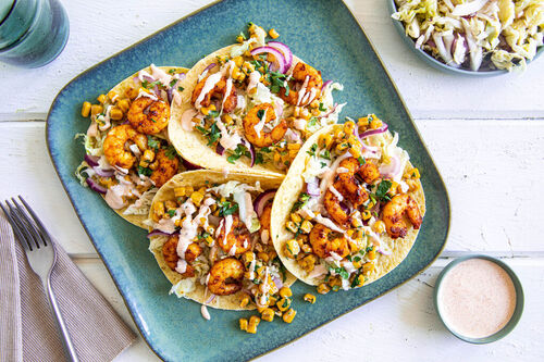 Cajun-Garnelentacos mit Mais-Salsa und limettigem Coleslaw