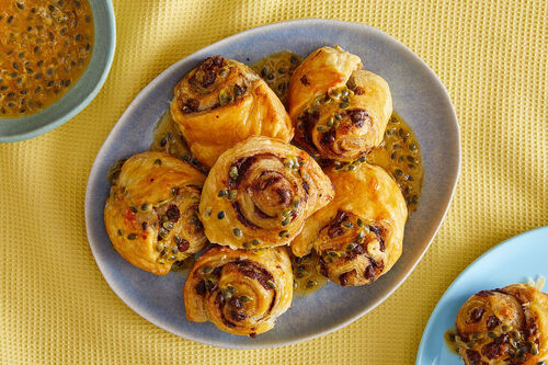 Duftende Schoko-Zimt-Schnecken mit Passionsfruchtglasur