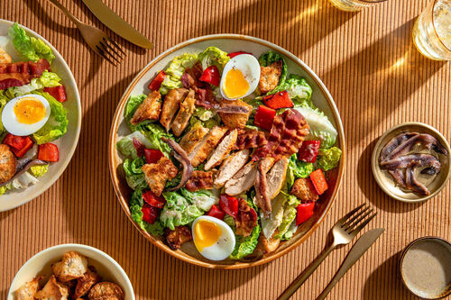 Caesar Salad de luxe mit zartem Hähnchen, Bacon und Ei
