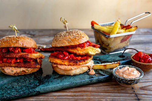 V2: Saftiger Bio-Chicken-Katsu-Burger mit Tomatensalsa und Gemüse-Pommes