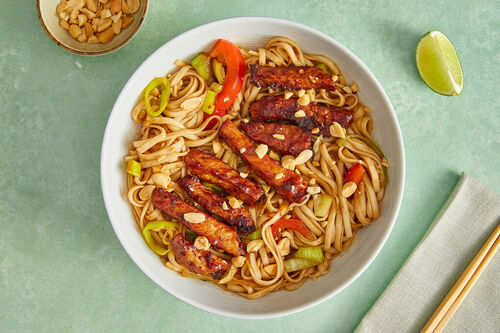 Superfix: Schweinefleisch mit Erdnuss-Glasur auf einer würzigen Nudel-Gemüse-Pfanne