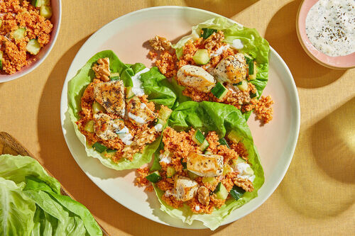 Minze-Hähnchen auf Gurkencouscous serviert im Salatblatt mit Walnüssen