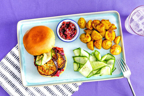 Auberginen-Miso-Burger mit Gurken und Zwiebelrelish