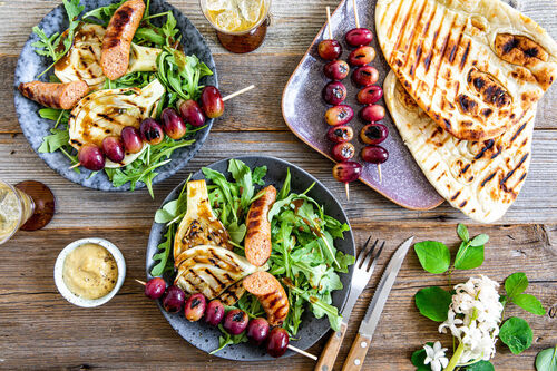 BBQ-Special: Salsiccia & Traubenspieße mit gegrilltem Fenchelsalat und Naanbrot