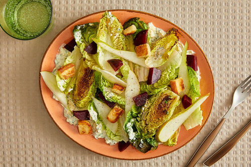 Gebratener Salat an Blauschimmelkäse mit Roter Bete, Birne und Croûtons