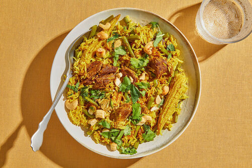 Superfix V1: Pilawreis mit veganem Rind serviert mit frischen Kräutern und Cashews