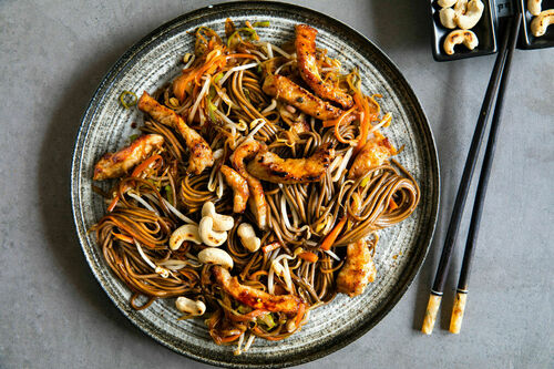 V1: Sobanudeln mit Schwein und Gemüse würzig-fein mit Zitronengras und Cashewkernen