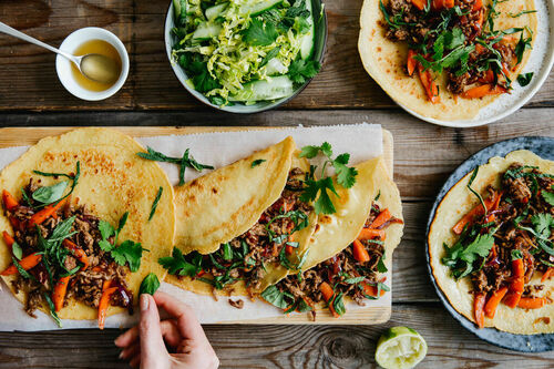 Rindfleisch-Ponzu-Pfannkuchen mit Romana-Gurken-Salat