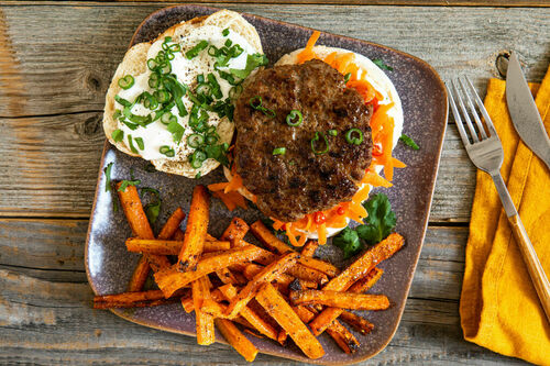 V5: Tandoori-Burger mit Grillkäse dazu gebackene Curry-Karotten