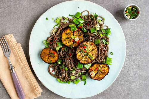 Miso-Auberginen auf Sobanudeln mit grünen Bohnen und Sesam