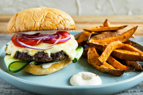 V1: Smashed Burger mit Gurke dazu Süßkartoffelpommes und Dip