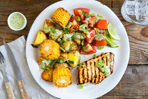 Gegrilltes Hähnchen und Maiskolben mit Ofenkartoffeln und grüner Salsa