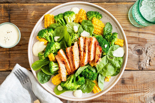 Schweinerückensteak auf Brokkoli-Mais-Salat mit cremigem Jalapeño-Dressing
