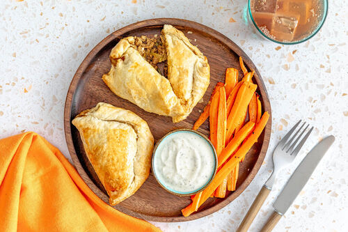 Blätterteig-Empanadas mit Rind dazu Ofenkarotten und Joghurtdip