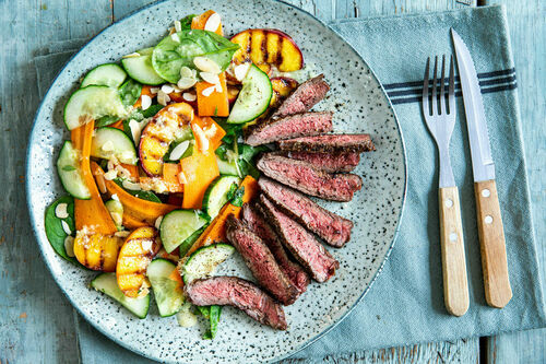 V2: Bio-Rindersteak mit gegrillter Nektarine an buntem Spinatsalat mit Mandeln