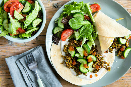 Veggie-Hackfleischwraps Bobotie-Style mit Mangojoghurt und Salat