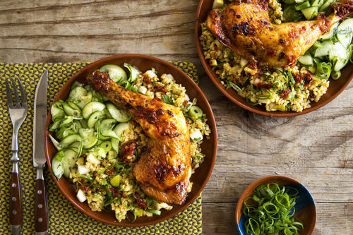 Pikante Hähnchenkeule mit Aprikosen dazu Birnen-Bulgur und Gurkensalat