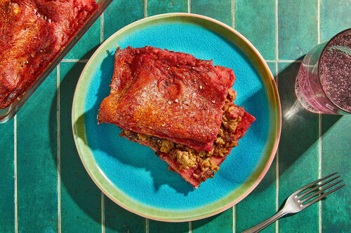 Pinke Lasagne mit Salbei und Hackfleisch mit Roter Bete und roten Zwiebeln