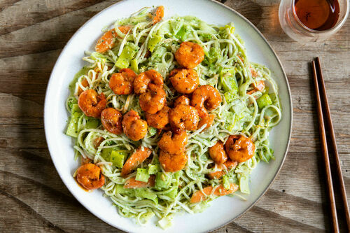 Superfix: Pikante Garnelen auf Udon mit Koriander-Kokos-Pesto und Gemüse