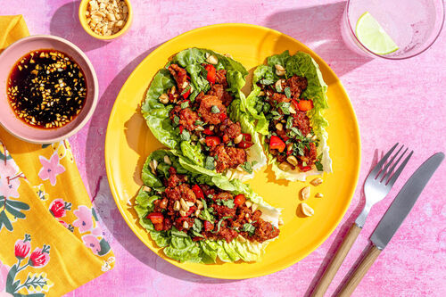 Salatschiffchen mit veganem Hack dazu Minze, Erdnüsse und Limettensauce