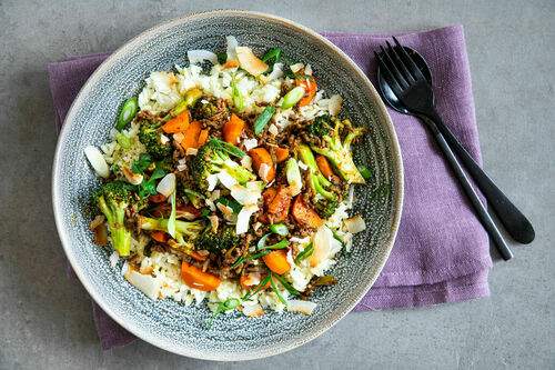 RS Brokkolipfanne mit Bio-Hack und Orange garniert mit Kokosraspel, dazu Vollkornreis